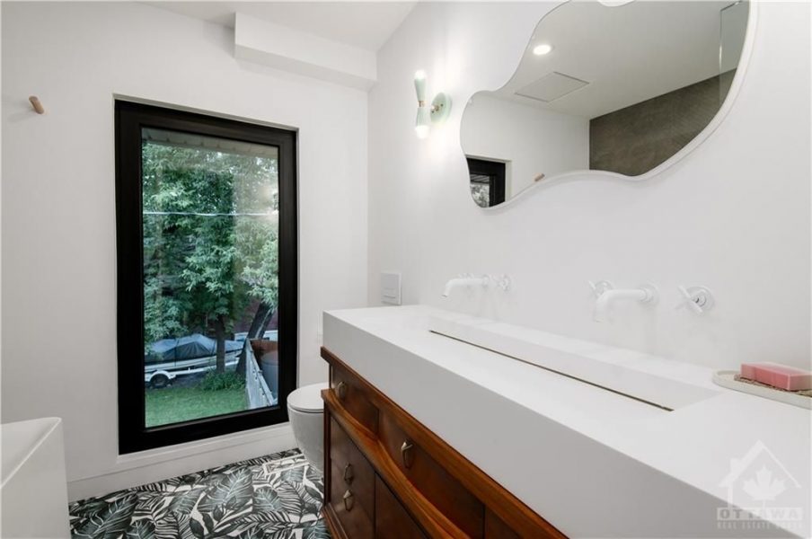 The renovation included the creation of two new washrooms, featuring contemporary fixtures and finishes, and a custom-designed kitchen that perfectly blends functionality with style.