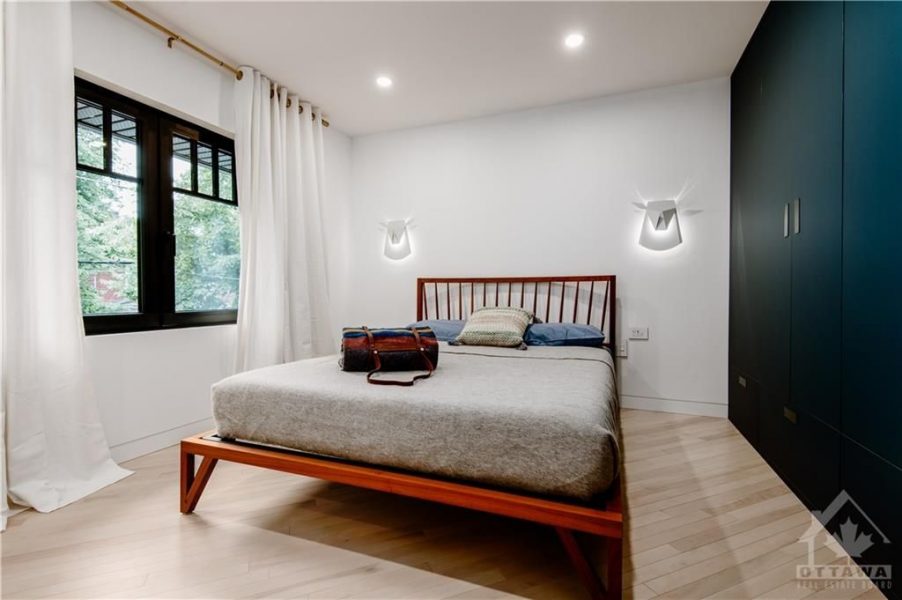 A re imagined upper level provided both a functional office area and a expansive and sleek bedroom, incorporating a built in wardrobe and an ensuite bath