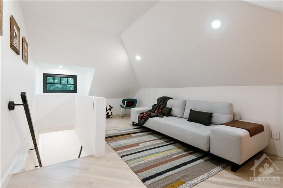A re imagined upper level provided both a functional office area and a expansive and sleek bedroom, incorporating a built in wardrobe and an ensuite bath